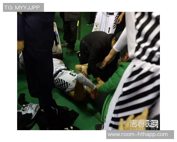 郭艾伦遭遇重伤痛苦倒地左膝受伤被担架车送离赛场引发球迷担忧